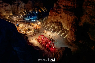 DESERT NIGHT הבורסה לניירות ערך חגי מגידו HM הפקות אירוע במדבר מכלאות הגמלים ריטה הופעה חיה