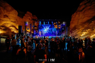 DESERT NIGHT הבורסה לניירות ערך חגי מגידו HM הפקות אירוע במדבר מכלאות הגמלים ריטה הופעה חיה